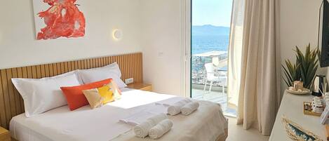 Tremannsrom – deluxe, balkong, sjøutsikt | Lydisolert og wi-fi (inkludert)