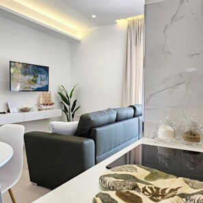Deluxe Quadruple Room, Balcony, Sea View | Dapur peribadi | Pembancuh kopi/teh, cerek elektrik 