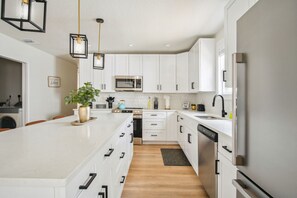 4 bedrooms - Stylish Spacious Comfort 4BR 3BA Downtown Gem (San Antonio)