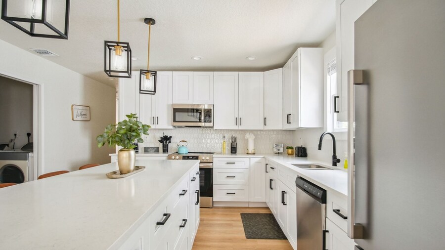 Stylish Spacious Comfort 4BR 3BA Downtown Gem