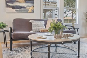 House | 4 bedrooms - Stylish Spacious Comfort 4BR 3BA Downtown Gem (San Antonio)