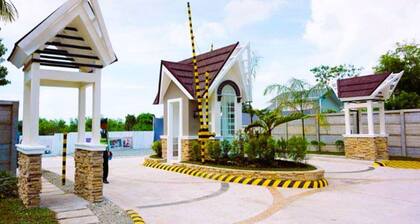 Adorable 4-bedroom house with WiFi, AC in wonderful Panglao Island
