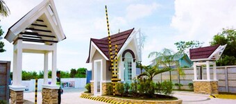 Adorable 4-bedroom house with WiFi, AC in wonderful Panglao Island