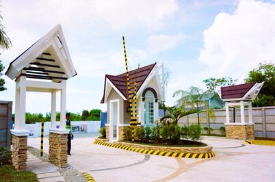 Adorable 4-bedroom house with WiFi, AC in wonderful Panglao Island