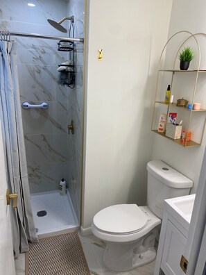 Dusche, Handtücher, Seife, Toilettenpapier