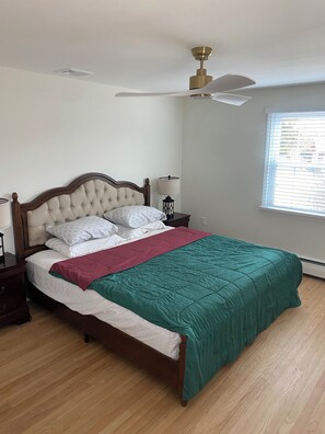 4 室のベッドルーム、デスク、WiFi (無料)、ベッドシーツ