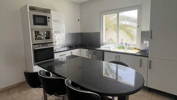 Micro-ondes, four, plaque de cuisson, lave-vaisselle