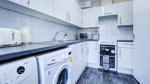 Fridge, microwave, oven, toaster - Inviting Urban Apartment in Croydon (Greater London)