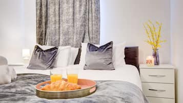 2 bedrooms, desk, WiFi, bed sheets