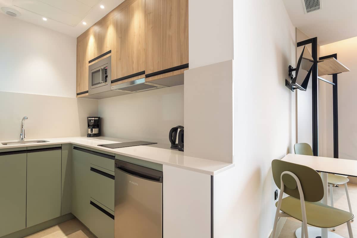 Estudio | Cocina privada | Refrigerador, microondas, parrilla de estufa y utensilios de cocina
