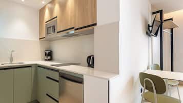 Studio | Dapur pribadi | Lemari es, microwave, kompor, dan peralatan masak/sendok-piring