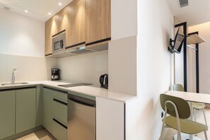 Refrigerador, microondas, placa de cocina, utensilios de cocina