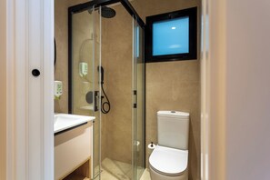 Studio | Bathroom | Shower, towels, soap, shampoo - Sholeo Lodges Las Canteras Flats (Las Palmas de Gran Canaria)