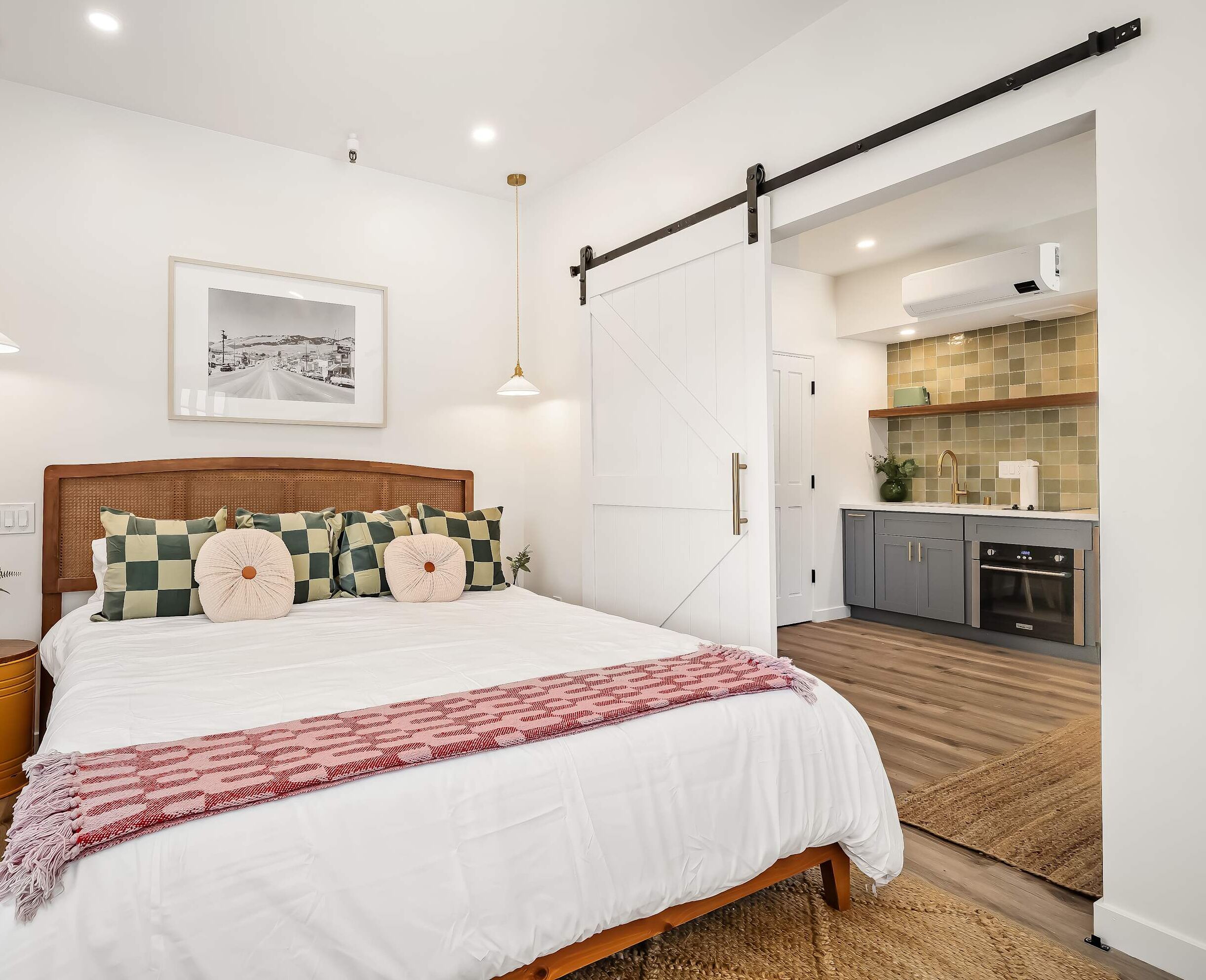 1 bedroom, desk, WiFi, bed sheets