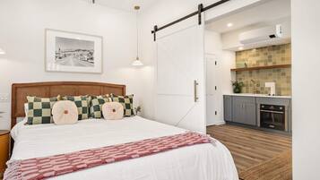 1 bedroom, desk, WiFi, bed sheets