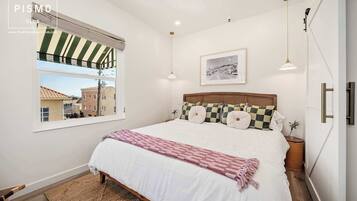 1 bedroom, desk, WiFi, bed sheets