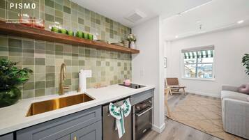 Refrigerador, microondas, horno, placa de cocina