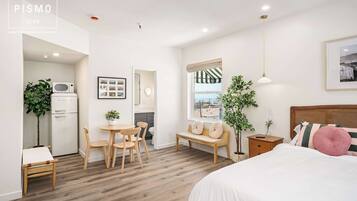 1 bedroom, desk, WiFi, bed sheets