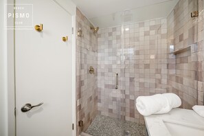 Dusche, Haartrockner, Handtücher, Shampoo