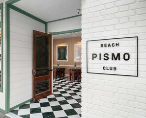 Outdoor dining - Downtown View Suite at Pismo Beach Club (Pismo Beach)