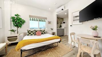 1 bedroom, desk, WiFi, bed sheets