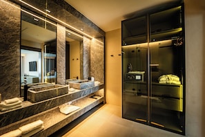 Executive Room, 1 King Bed | Bathroom | Free toiletries, hair dryer, towels, soap - Nohian Collection Hotels (Santiago de los Caballeros)