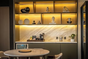 Premium suite, 1 kingsize bed, uitzicht op stad | 1 slaapkamer, luxe beddengoed, een minibar, een kluis op de kamer