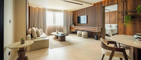 Una sala de estar moderna con un sofá, una mesa de centro y un televisor.