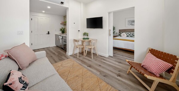 Televisión y oficina 