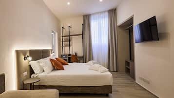 Habitación triple Deluxe, no fumadores, vistas a la ciudad | Caja fuerte, escritorio, cortinas opacas y sistema de insonorización