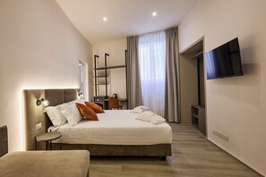 Quarto triplo luxo, para não fumantes, vista para a cidade | Cofres nos quartos, escrivaninha, cortinas blackout