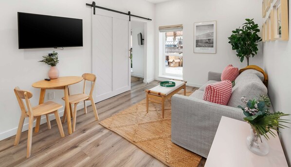 Una televisión, una oficina