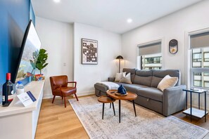 Smart TV, offices - The McCaul by Casa Hotels | Ideal for Groups, DT (Toronto)