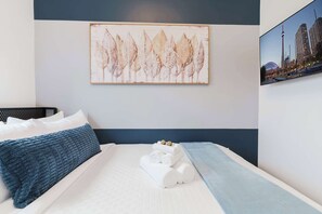 3 soverom, skrivebord, strykejern/-brett og reiseseng for barn