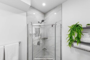 Shower, hair dryer, towels, soap - The McCaul by Casa Hotels | Ideal for Groups, DT (Toronto)