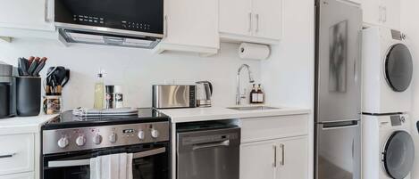 KĂŒhlschrank, Mikrowelle, Ofen, Herdplatte