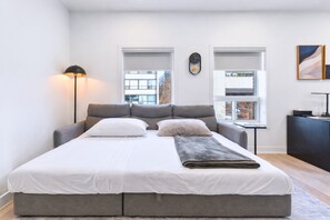 3 bedrooms, desk, iron/ironing board, free WiFi - The McCaul by Casa Hotels | Ideal for Groups, DT (Toronto)