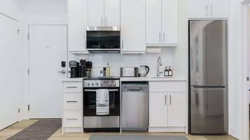Lemari es, microwave, oven, dan kompor