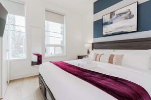 4 bedrooms, desk, iron/ironing board, free WiFi - The McCaul by Casa Hotels | Bright Suite in DT (Toronto)
