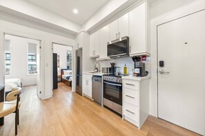 Kylskåp, mikrovågsugn, ugn och spishäll