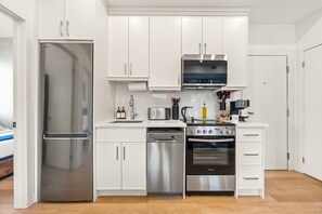 Kjøleskap, mikrobølgeovn, ovn og kokeplater