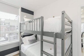 3 slaapkamers, een bureau, een strijkplank/strijkijzer, wifi