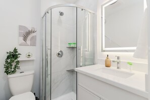 Douche, sèche-cheveux, serviettes fournies