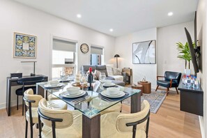 Smart TV, offices - The McCaul by Casa Hotels | Unbeatable Location (Toronto)