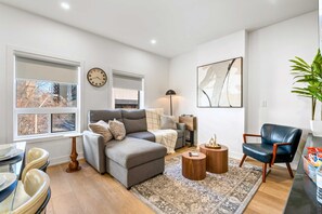 Smart TV, offices - The McCaul by Casa Hotels | Unbeatable Location (Toronto)