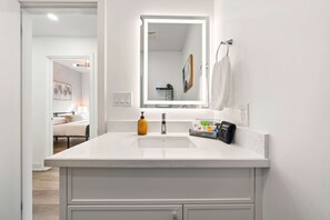 Dusj, hårføner, håndklær og såpe