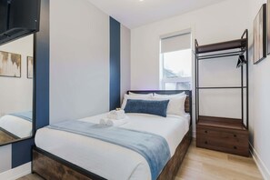 3 soverom, skrivebord, strykejern/-brett og reiseseng for barn