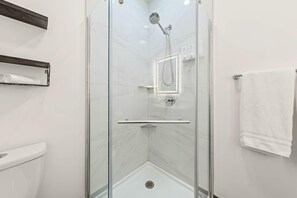 Een douche, een haardroger, handdoeken, shampoo