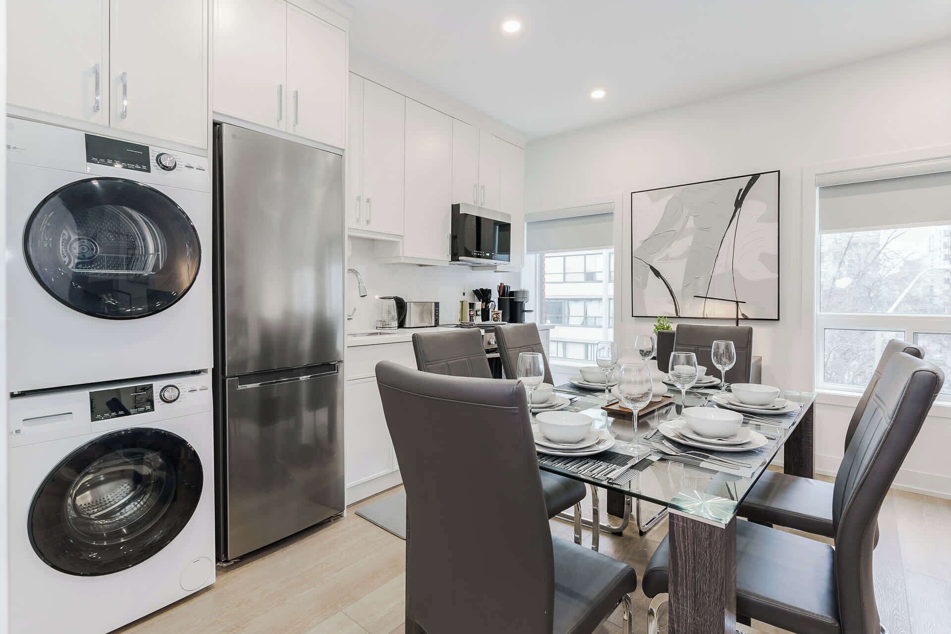 Réfrigérateur, micro-ondes, four, plaque de cuisson