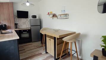 Een koelkast, een microgolfoven, een oven, een kookplaat